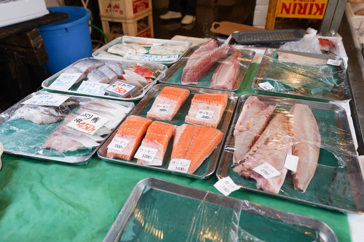 Utforska Tokyos livliga Tsukiji fiskmarknad med en guidad tur med provsmakning av fisk och skaldjur och kulturella insikter, foto 38 | wizardtrip
