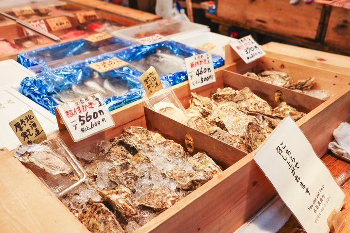 Utforska Tokyos livliga Tsukiji fiskmarknad med en guidad tur med provsmakning av fisk och skaldjur och kulturella insikter, foto 40 | wizardtrip