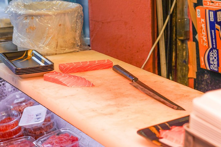 Utforska Tokyos livliga Tsukiji fiskmarknad med en guidad tur med provsmakning av fisk och skaldjur och kulturella insikter, foto 42 | wizardtrip