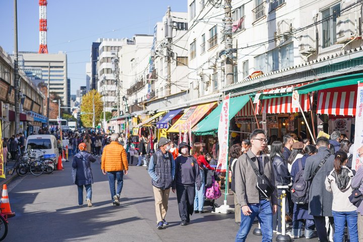 Utforska Tokyos livliga Tsukiji fiskmarknad med en guidad tur med provsmakning av fisk och skaldjur och kulturella insikter, foto 44 | wizardtrip