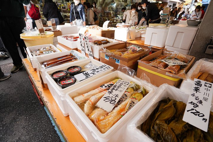Utforska Tokyos livliga Tsukiji fiskmarknad med en guidad tur med provsmakning av fisk och skaldjur och kulturella insikter, foto 45 | wizardtrip