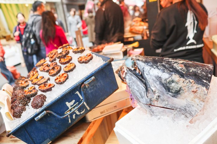Utforska Tokyos livliga Tsukiji fiskmarknad med en guidad tur med provsmakning av fisk och skaldjur och kulturella insikter, foto 46 | wizardtrip