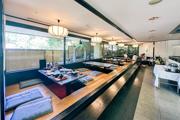 広島のガイド付きウォーキングツアーで、宮島の象徴的な厳島神社、海に浮かぶ鳥居、文化的な名所を巡りましょう、写真25 | wizardtrip