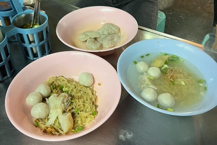 Un tour gastronomique nocturne guidé à travers Chinatown à Bangkok, dégustant divers plats de rue et spécialités locales, photo 6 | wizardtrip