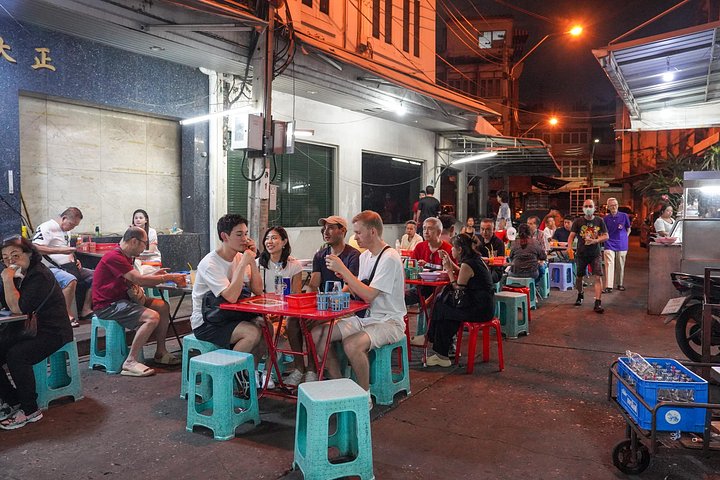 Un tour gastronomique nocturne guidé à travers Chinatown à Bangkok, dégustant divers plats de rue et spécialités locales, photo 9 | wizardtrip