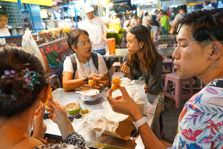 Un tour gastronomique nocturne guidé à travers Chinatown à Bangkok, dégustant divers plats de rue et spécialités locales, photo 13 | wizardtrip