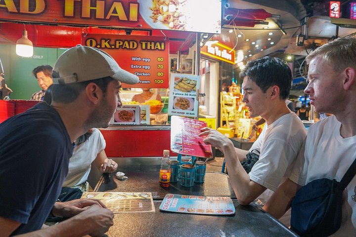 Un tour gastronomique nocturne guidé à travers Chinatown à Bangkok, dégustant divers plats de rue et spécialités locales, photo 15 | wizardtrip