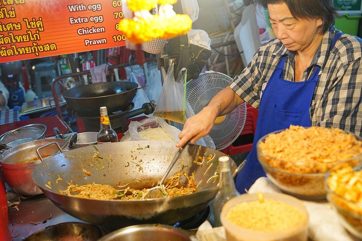 Un tour gastronomique nocturne guidé à travers Chinatown à Bangkok, dégustant divers plats de rue et spécialités locales, photo 16 | wizardtrip