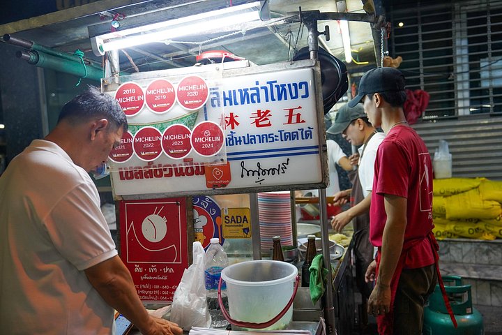 Un tour gastronomique nocturne guidé à travers Chinatown à Bangkok, dégustant divers plats de rue et spécialités locales, photo 22 | wizardtrip