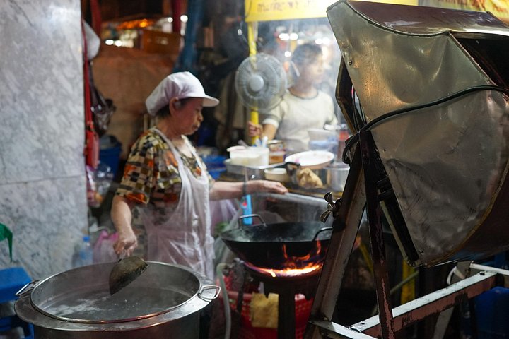 Un tour gastronomique nocturne guidé à travers Chinatown à Bangkok, dégustant divers plats de rue et spécialités locales, photo 31 | wizardtrip