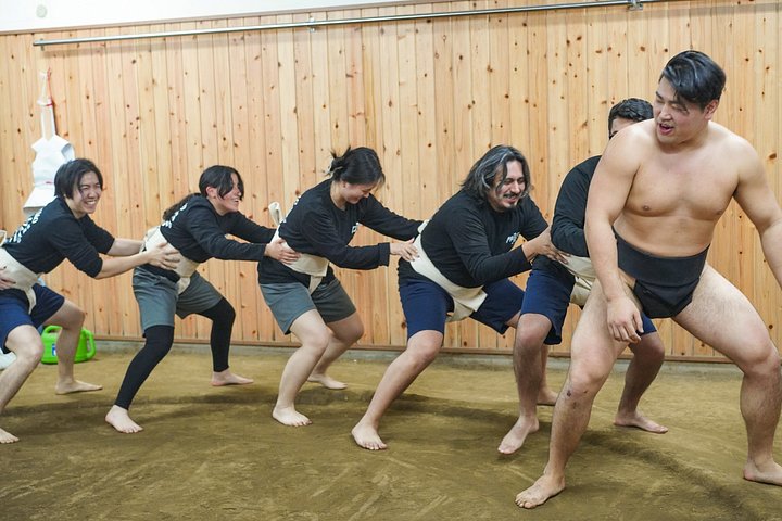 Authentisches Sumo-Erlebnis mit Chanko-Mittagessen in einer ehemaligen Sumo-Trainingshalle in Kawasaki, Japan, Foto 10 | wizardtrip