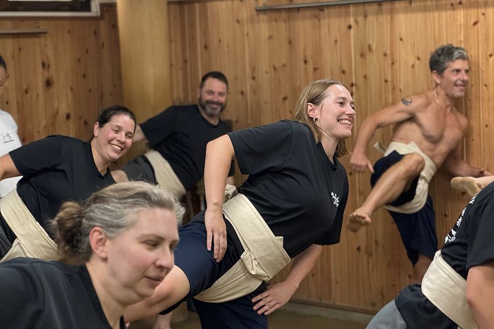 Authentisches Sumo-Erlebnis mit Chanko-Mittagessen in einer ehemaligen Sumo-Trainingshalle in Kawasaki, Japan, Foto 14 | wizardtrip