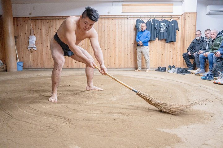Authentisches Sumo-Erlebnis mit Chanko-Mittagessen in einer ehemaligen Sumo-Trainingshalle in Kawasaki, Japan, Foto 35 | wizardtrip