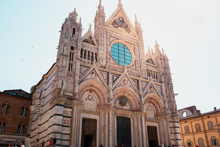 Day trip from Florence to Siena, San Gimignano, and Pisa, featuring Tuscan landscapes, medieval towns, and the Leaning Tower, photo 8 | wizardtrip