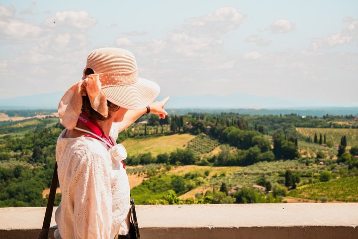 Day trip from Florence to Siena, San Gimignano, and Pisa, featuring Tuscan landscapes, medieval towns, and the Leaning Tower, photo 16 | wizardtrip