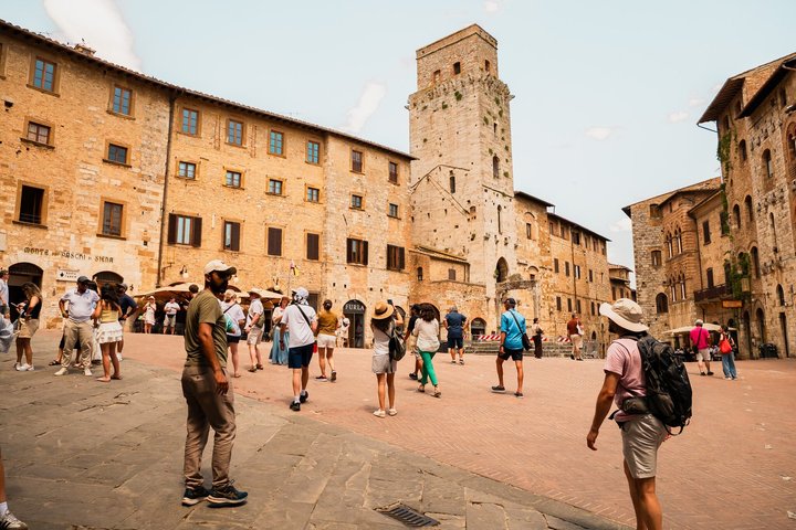Day trip from Florence to Siena, San Gimignano, and Pisa, featuring Tuscan landscapes, medieval towns, and the Leaning Tower, photo 18 | wizardtrip