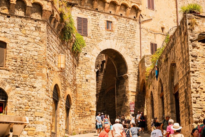 Day trip from Florence to Siena, San Gimignano, and Pisa, featuring Tuscan landscapes, medieval towns, and the Leaning Tower, photo 19 | wizardtrip