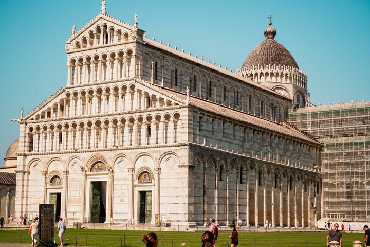 Day trip from Florence to Siena, San Gimignano, and Pisa, featuring Tuscan landscapes, medieval towns, and the Leaning Tower, photo 33 | wizardtrip