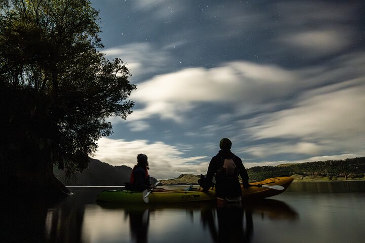 Kajakkpadlere utforsker Rotorua-sjøene i skumringen og opplever magiske lysbiller i skjulte grotter, foto 6 | wizardtrip