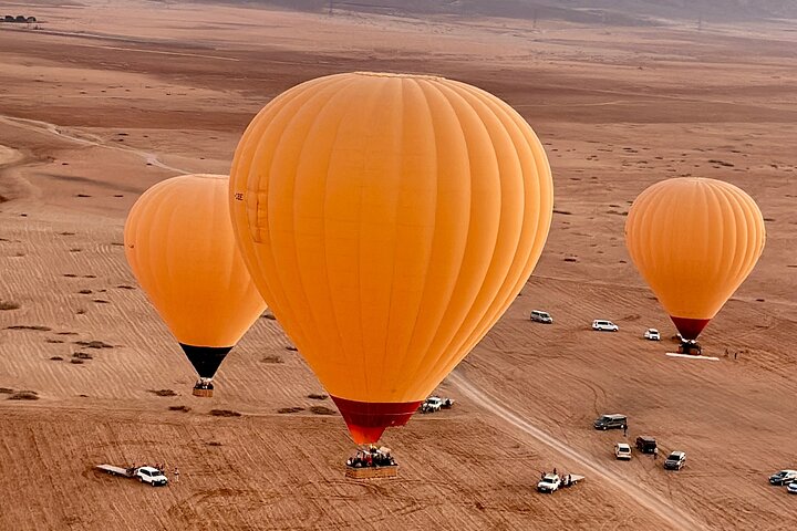 Hot air balloon floating over Marrakech at sunrise with Atlas Mountains view, photo 20 | wizardtrip