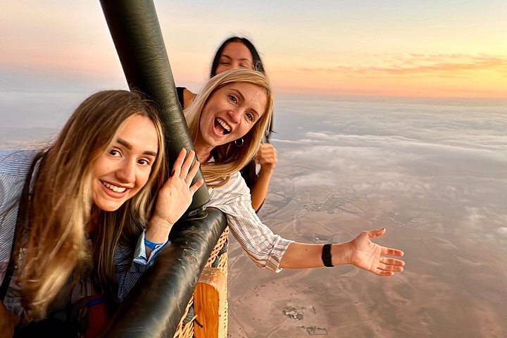 Hot air balloon floating over Marrakech at sunrise with Atlas Mountains view, photo 22 | wizardtrip