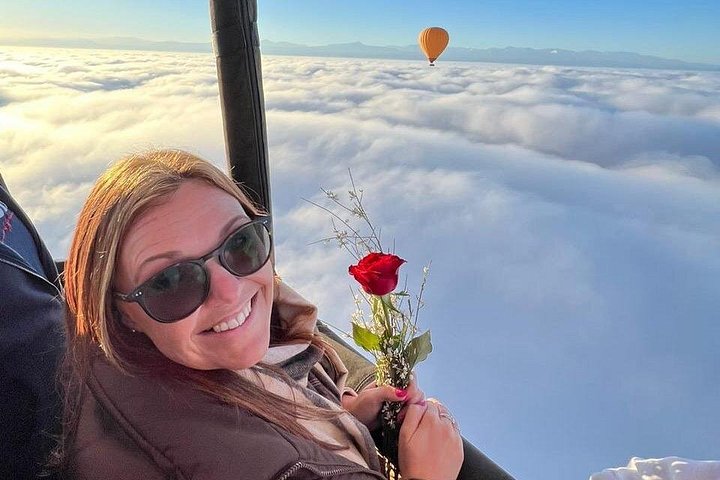 Hot air balloon floating over Marrakech at sunrise with Atlas Mountains view, photo 33 | wizardtrip