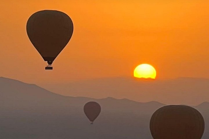 Hot air balloon floating over Marrakech at sunrise with Atlas Mountains view, photo 39 | wizardtrip
