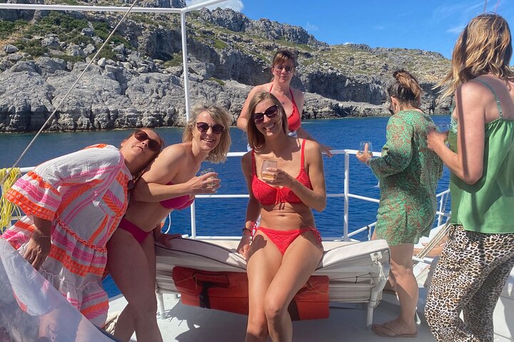 Nyt et luksuriøst svømmecruise langs Rhodos' kyst med bading, bespisning og åpen bar, foto 37 | wizardtrip