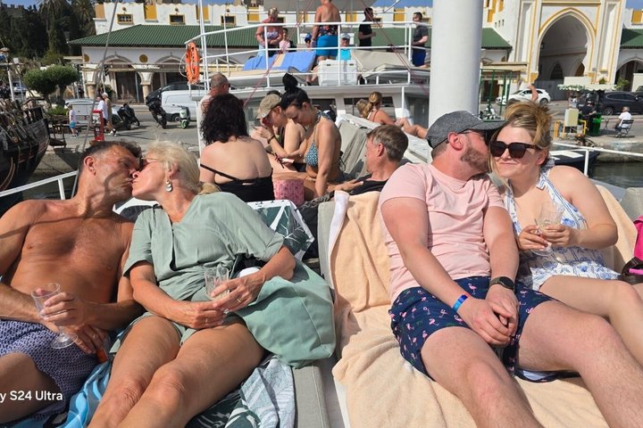 Nyt et luksuriøst svømmecruise langs Rhodos' kyst med bading, bespisning og åpen bar, foto 46 | wizardtrip