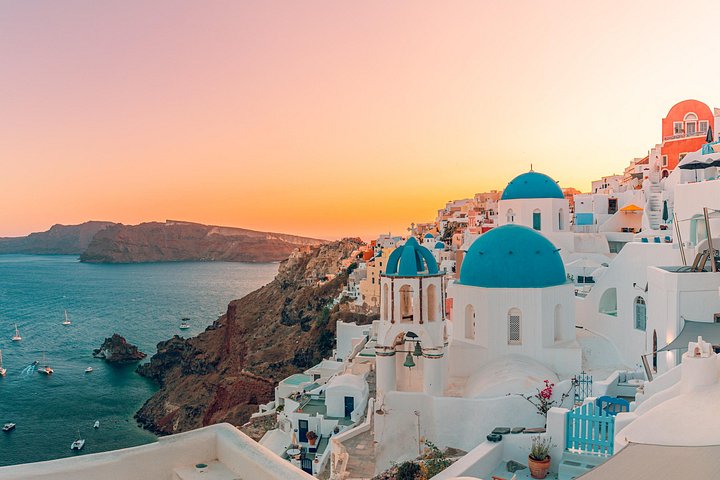 Santorini shore excursion featuring blue-domed churches, Oia village, and black sand beaches, photo 6 | wizardtrip