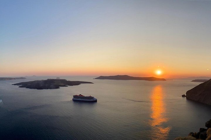 Santorini shore excursion featuring blue-domed churches, Oia village, and black sand beaches, photo 11 | wizardtrip