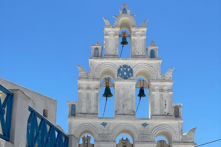 Santorini shore excursion featuring blue-domed churches, Oia village, and black sand beaches, photo 12 | wizardtrip