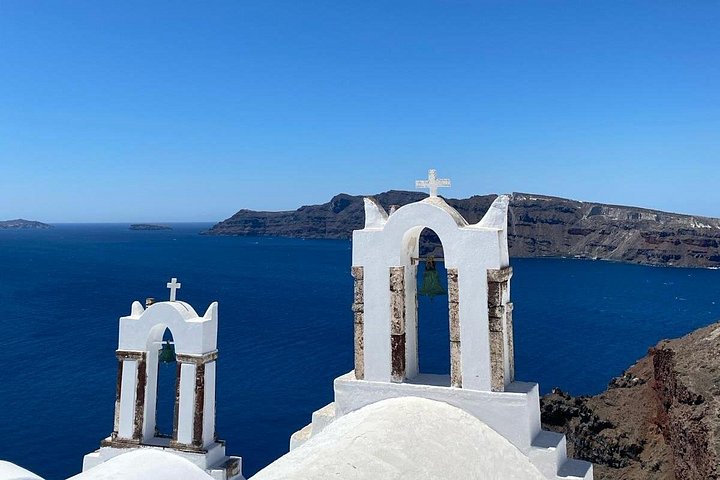 Santorini shore excursion featuring blue-domed churches, Oia village, and black sand beaches, photo 13 | wizardtrip