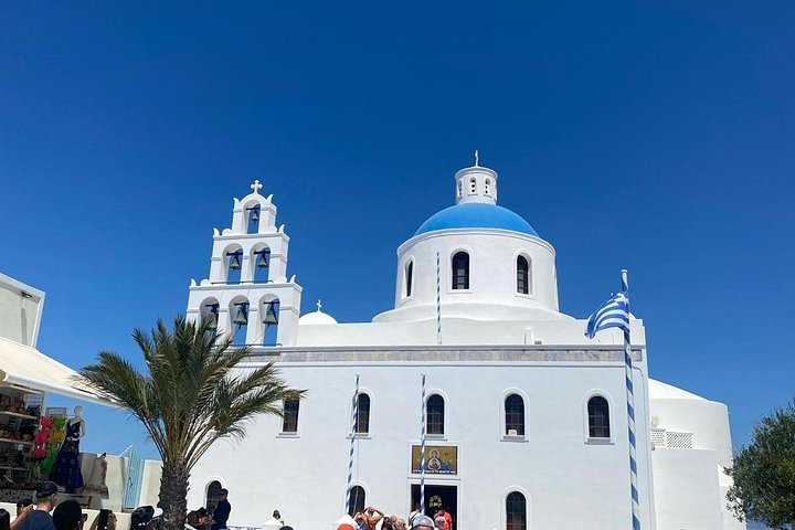 Santorini shore excursion featuring blue-domed churches, Oia village, and black sand beaches, photo 14 | wizardtrip