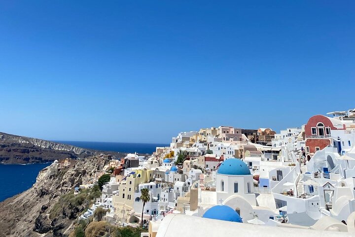 Santorini kryssningstur med båttransfer, Oia by, blå kupoler och svart sandstrand, foto 7 | wizardtrip