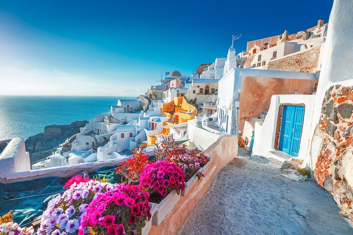 Santorini kryssningstur med båttransfer, Oia by, blå kupoler och svart sandstrand, foto 8 | wizardtrip