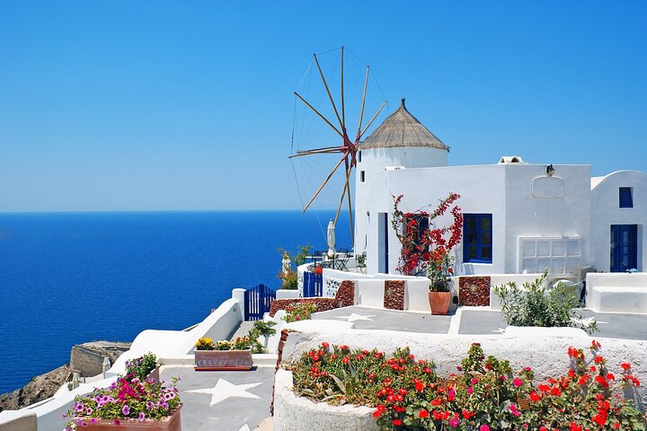 Santorini kryssningstur med båttransfer, Oia by, blå kupoler och svart sandstrand, foto 9 | wizardtrip
