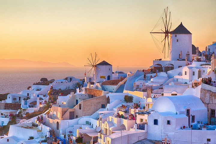 Santorini kryssningstur med båttransfer, Oia by, blå kupoler och svart sandstrand, foto 10 | wizardtrip