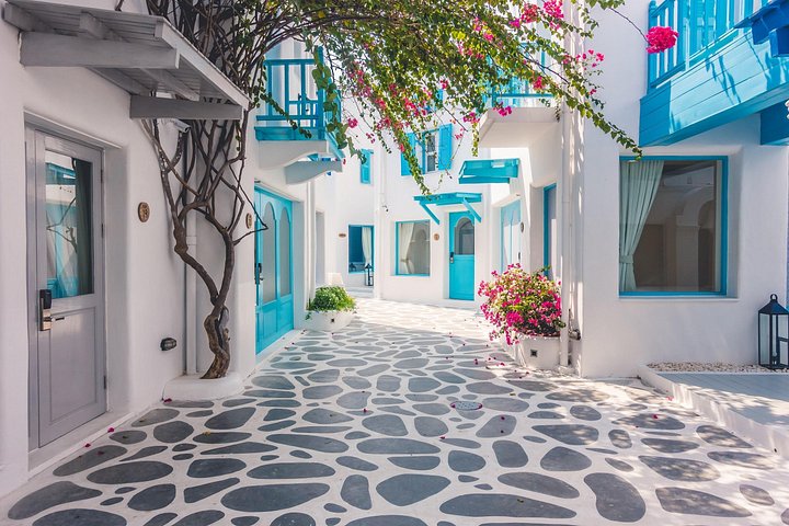 Santorini kryssningstur med båttransfer, Oia by, blå kupoler och svart sandstrand, foto 11 | wizardtrip