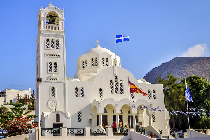 Santorini kryssningstur med båttransfer, Oia by, blå kupoler och svart sandstrand, foto 12 | wizardtrip