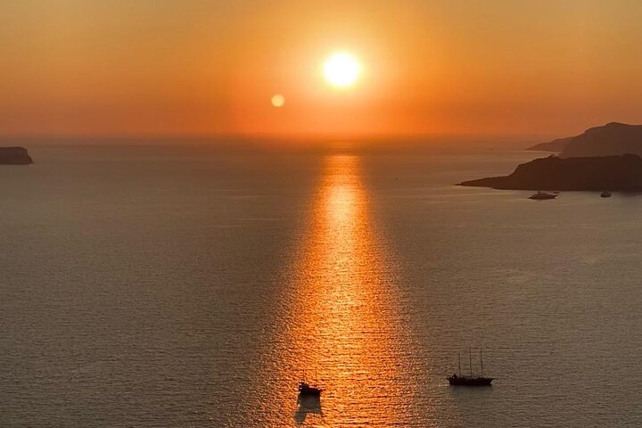 Santorini kryssningstur med båttransfer, Oia by, blå kupoler och svart sandstrand, foto 13 | wizardtrip