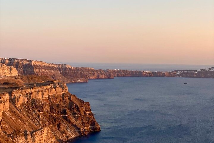 Santorini kryssningstur med båttransfer, Oia by, blå kupoler och svart sandstrand, foto 14 | wizardtrip