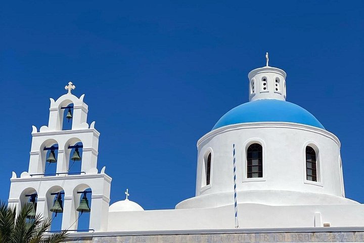 Santorini kryssningstur med båttransfer, Oia by, blå kupoler och svart sandstrand, foto 15 | wizardtrip