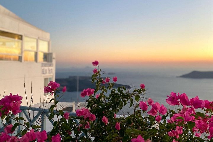 Santorini kryssningstur med båttransfer, Oia by, blå kupoler och svart sandstrand, foto 16 | wizardtrip