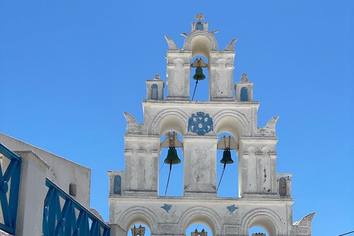 Santorini kryssningstur med båttransfer, Oia by, blå kupoler och svart sandstrand, foto 18 | wizardtrip