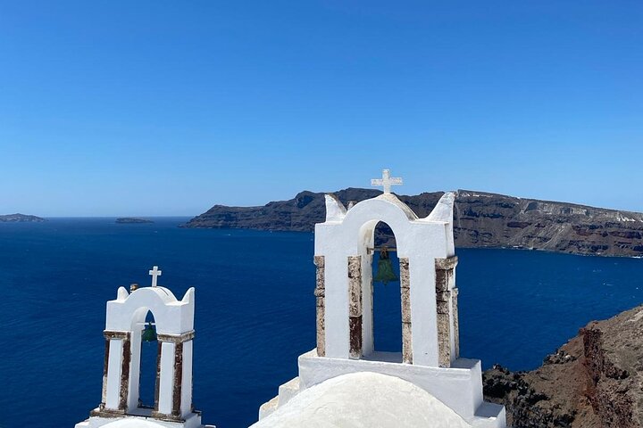 Santorini kryssningstur med båttransfer, Oia by, blå kupoler och svart sandstrand, foto 19 | wizardtrip