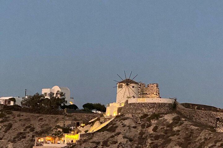 Santorini kryssningstur med båttransfer, Oia by, blå kupoler och svart sandstrand, foto 21 | wizardtrip