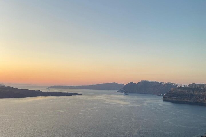 Santorini kryssningstur med båttransfer, Oia by, blå kupoler och svart sandstrand, foto 22 | wizardtrip