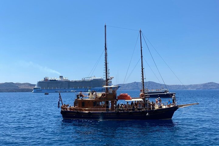 Santorini kryssningstur med båttransfer, Oia by, blå kupoler och svart sandstrand, foto 23 | wizardtrip