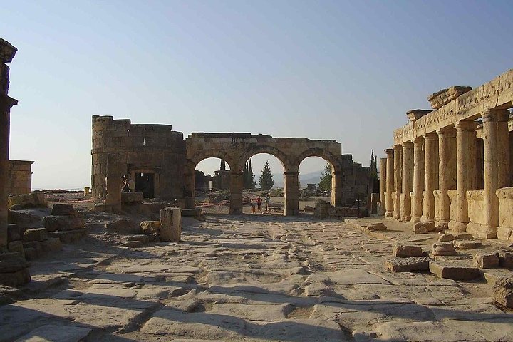 Excursión de día completo a Pamukkale y Hierápolis desde Antalya, con terrazas naturales y ruinas antiguas, foto 7 | wizardtrip
